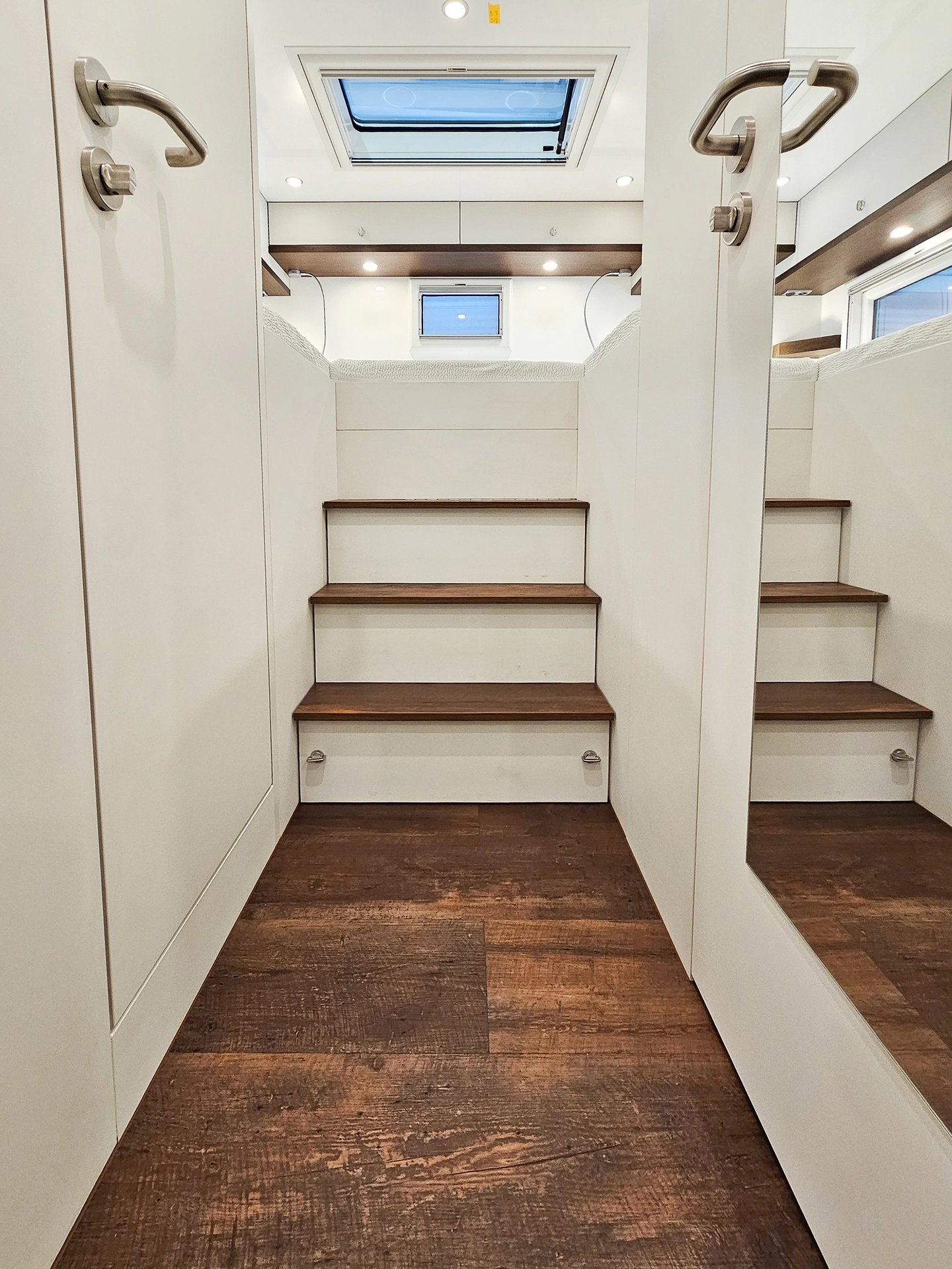 Treppe lässt sich nach oben öffnen und bietet Durchgang zum Stauraum unter dem Bett