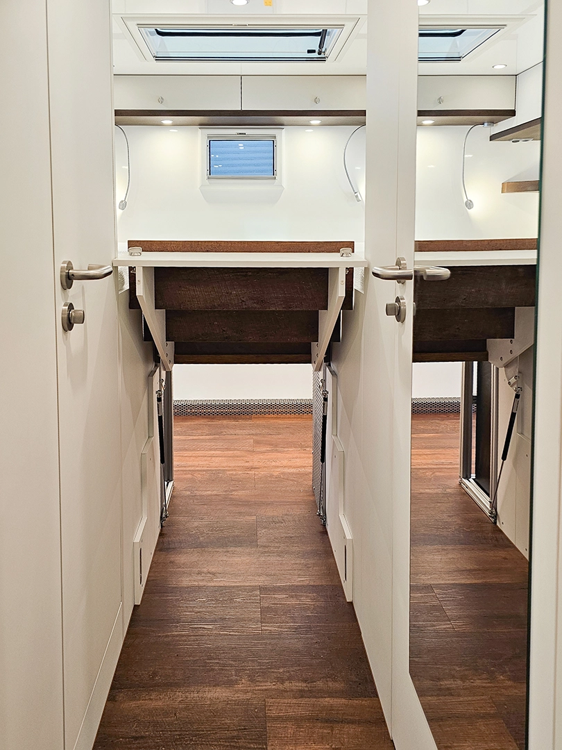 Treppe lässt sich nach oben öffnen und bietet Durchgang zum Stauraum unter dem Bett